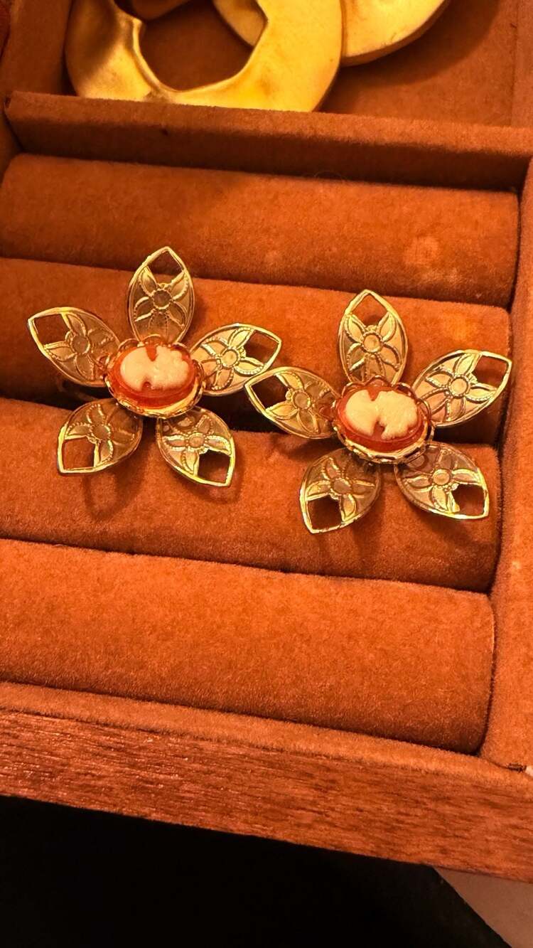 Vintage Gold Tone Flower Cameo Screw Back Earrings